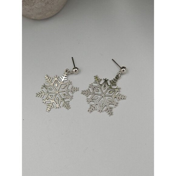 Dangling Silvertone Snowflake Pierced‎ Earrings - Picture 1 of 2